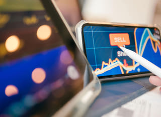 Operador de múltiples mercados que examina opciones de forex, Bitcoin y Ethereum